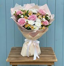 Букет цветов из:  Гвоздики, Орхидеи и Розы в Высоковске