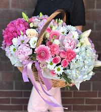 Цветочная композиция из Розы, Хризантемы, Пионы и Лизиантусы в корзине в Высоковске