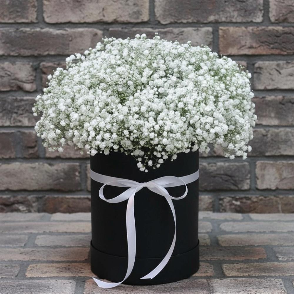 Цветочная композиция из Гипсофила в шляпной коробке в Высоковске