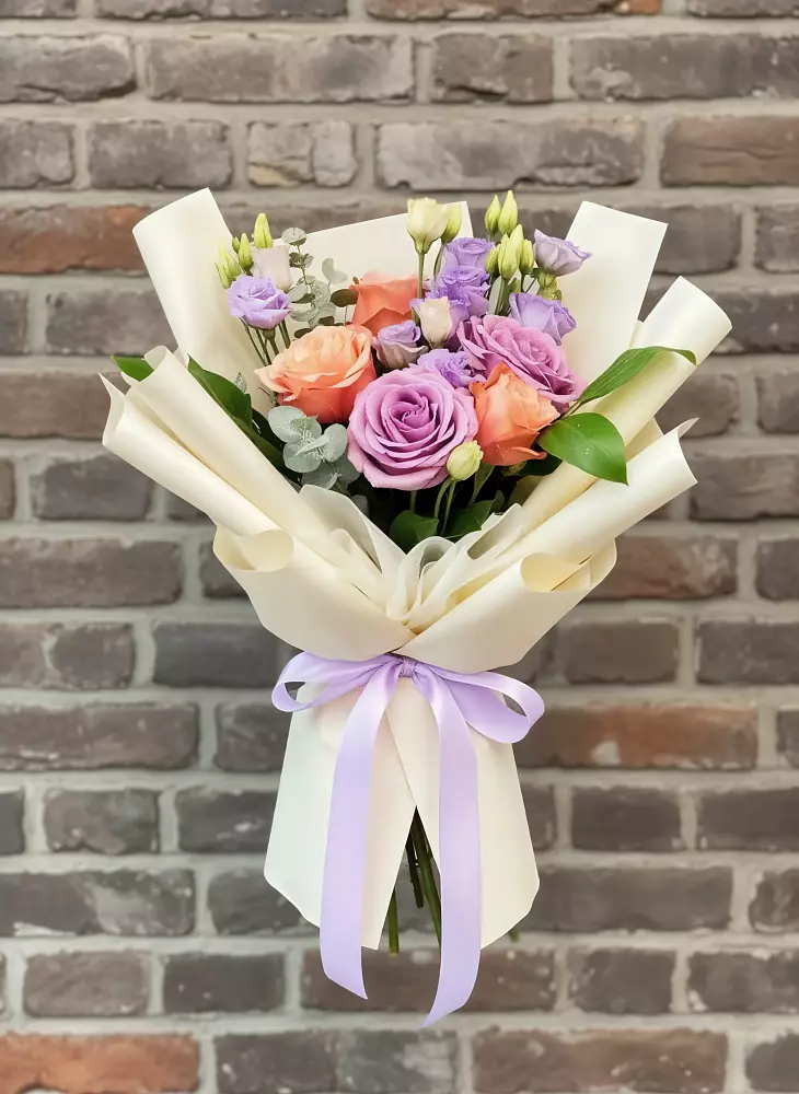 Букет цветов из: Лизиантусы и Розы в Высоковске