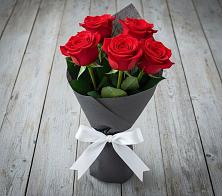 Букет 5 Красных роз Эдлесс Лав в Высоковске
