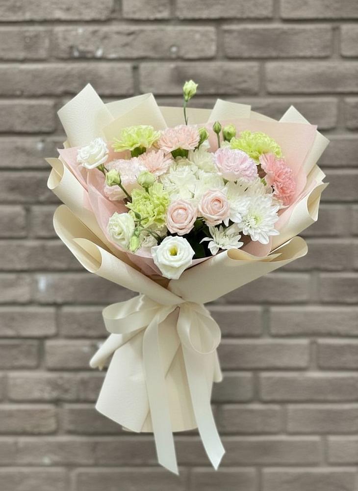 Букет цветов из: Гвоздики, Розы, Лизиантусы и Хризантемы в Высоковске