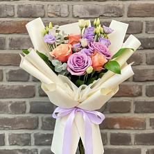 Букет цветов из:  Лизиантусы и Розы в Высоковске