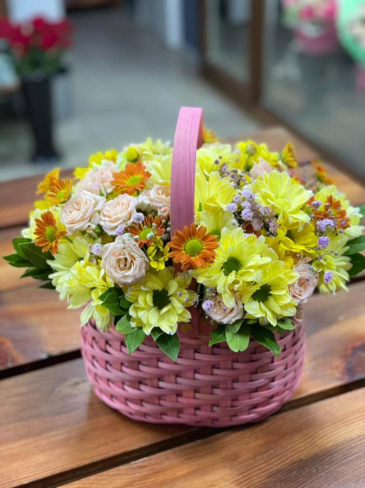 Цветочная композиция из Хризантемы и Розы в корзине в Высоковске