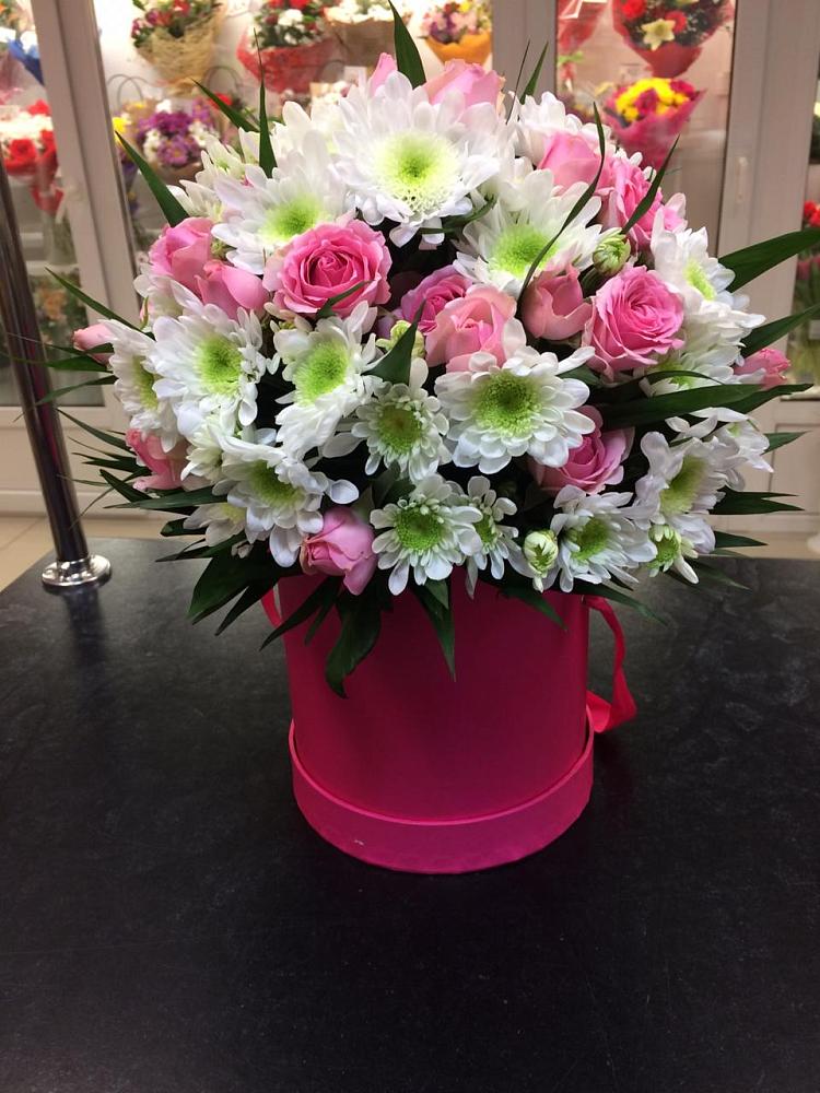 Цветочная композиция из Розы и Хризантемы в шляпной коробке в Высоковске