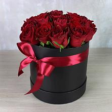 Цветочная композиция из Розы в шляпной коробке в Высоковске