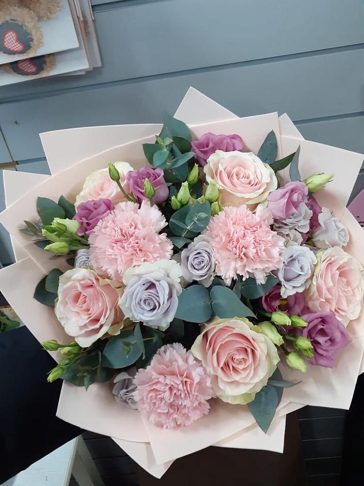 Букет цветов из: Розы, Гвоздики и Лизиантусы в Высоковске